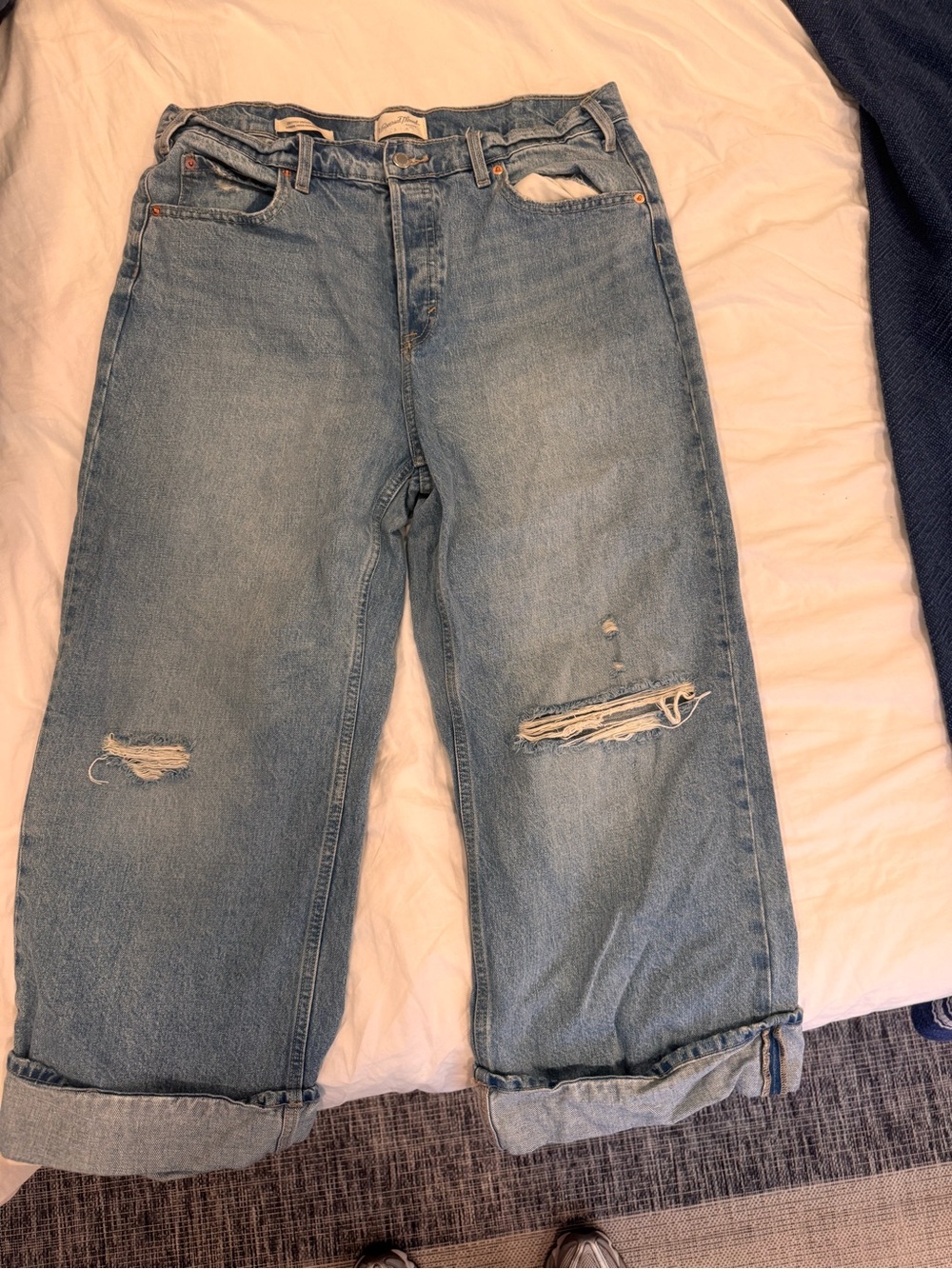 Universal Thread Light Blue Cropped Distressed Women's Jeans